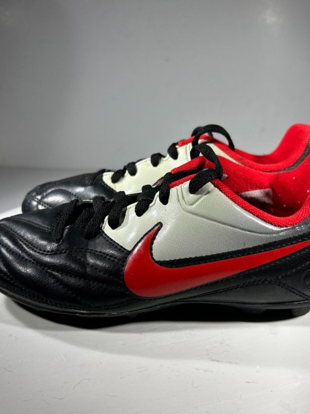 Nike Boys Kids Soccer Cleats Size 1Y 1 Youth Black Red Leather Shoes Lace Retro